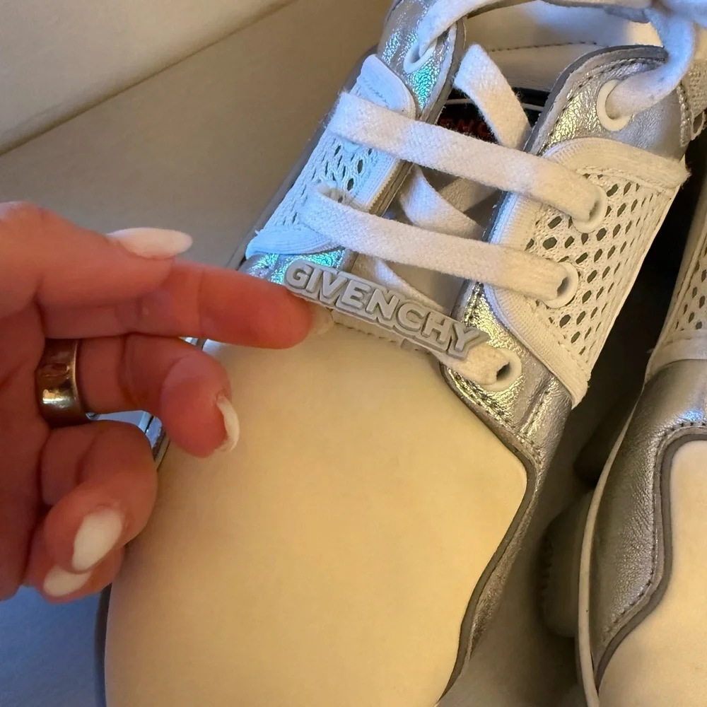 GIVENCHY Jaw Low-Top Sneakers - Picture 15 of 16